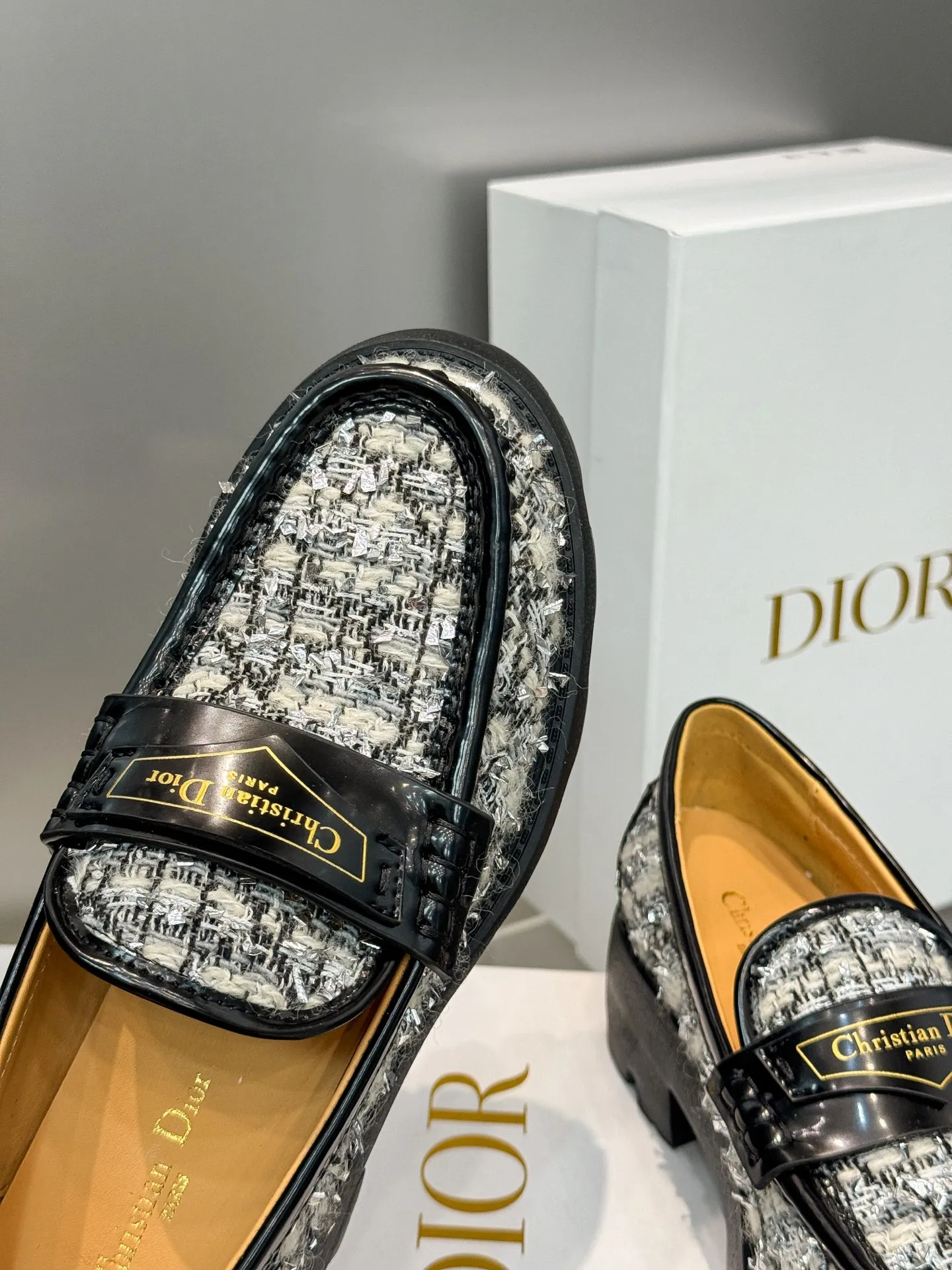 👟👟Ex-factory price 600👟👟 Dior 2024 new autumn and winter D-Boy letter logo color-blocked thick-soled women's shoes. Star's same style slip-on belt buckle round-toe retro low-heeled loafers. Material: imported open-edge beaded cowhide stitching eco-friendly rattan plaid tweed + water-dyed sheepskin lining + original molded IP outsole. Bottom thickness: 3.5CM Size: 35-42 (41.42 customized, non-refundable and non-exchangeable)